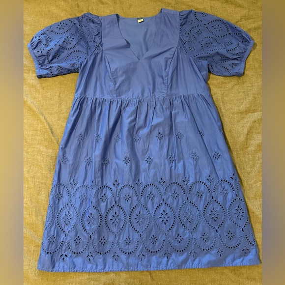 Old Navy Women’s V-Neck Eyelet Mini Dress Size Medium - Picture 2 of 5